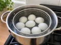 Huevos cocidos con yemas centradas