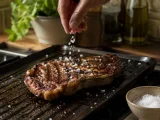 Sal en la carne a la plancha