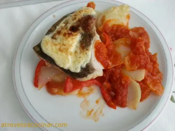 BACALAO CON TOMATE Y PATATAS PANADERAS