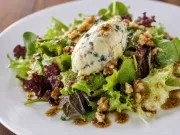 ENSALADA CON HELADO DE QUESO ROQUEFORT Y VINAGRETA DE NUECES