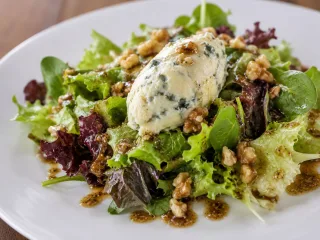 ENSALADA CON HELADO DE QUESO ROQUEFORT Y VINAGRETA DE NUECES