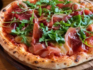 PIZZA CON JAMÓN IBÉRICO Y RÚCULA