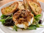QUESO DE CABRA CON CEBOLLAS CONFITADAS