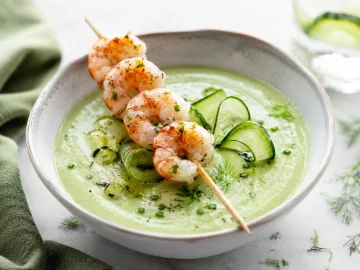 CREMA DE PEPINO CON BROCHETA DE GAMBAS