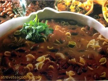 PASTA CON JUDIAS ROJAS
