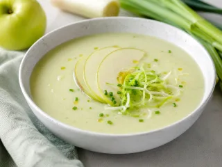 SOPA FRÍA DE MANZANA Y PUERRO