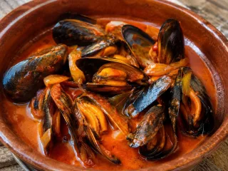 MEJILLONES AL VAPOR DE CERVEZA, EN ESCABECHE ROJO