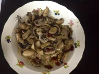 CHAMPIÑONES EN SALSA 