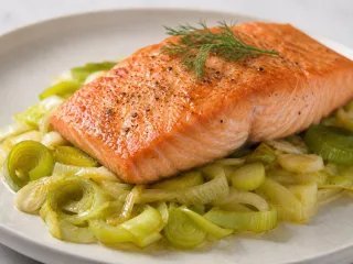 SALMÓN EN CAMA DE PUERROS