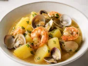 PATATAS CON ALMEJAS Y GAMBAS