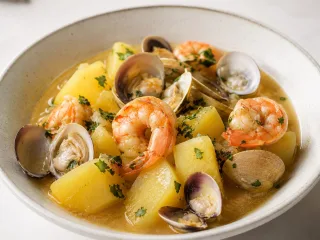 PATATAS CON ALMEJAS Y GAMBAS