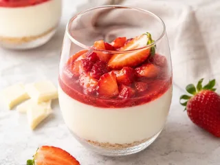 MOUSSE DE CHOCOLATE BLANCO Y FRESA