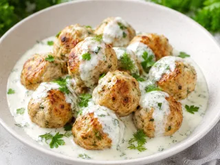 BOLITAS DE POLLO EN SALSA DE YOGUR