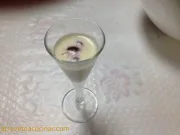 CHUPITO DE CHOCOLATE BLANCO CON FRUTOS ROJOS